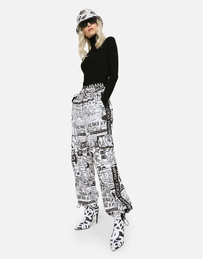 Dolce and Gabbana Sweaters And Cardigans Women Ribbed Cashmere And Silk Turtleneck With DG Logo Black Dolce and Gabbana Sweaters And Cardigans Women Ribbed Cashmere And Silk Turtleneck With DG Logo Black