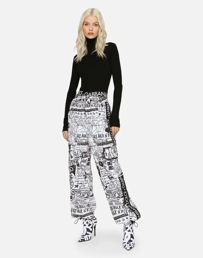 Dolce and Gabbana Sweaters And Cardigans Women Ribbed Cashmere And Silk Turtleneck With DG Logo Black Dolce and Gabbana Sweaters And Cardigans Women Ribbed Cashmere And Silk Turtleneck With DG Logo Black