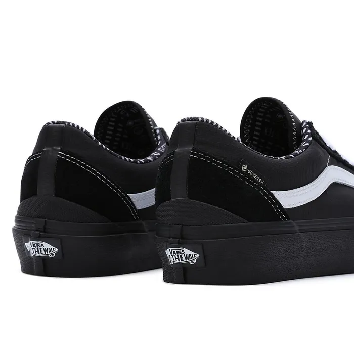 Vans Classics Men GoreTex Old Skool Shoes Black
