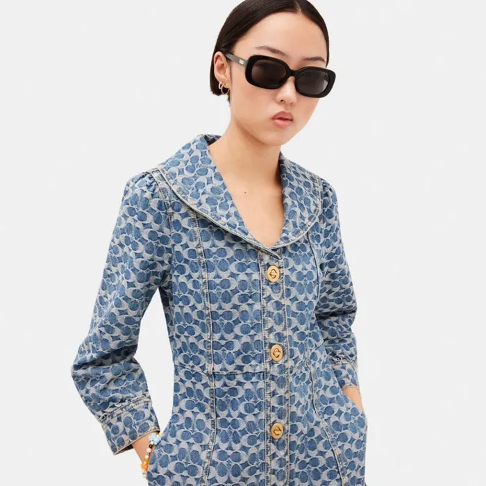 Women Eyewear Coach Badge Rounded Square Sunglasses Black
